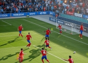 开云体育在线-足球场上激战正酣，全队士气高昂