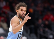 开云体育官方网站-老鹰险胜劲旅，特雷-杨关键时刻犀利命中决胜球