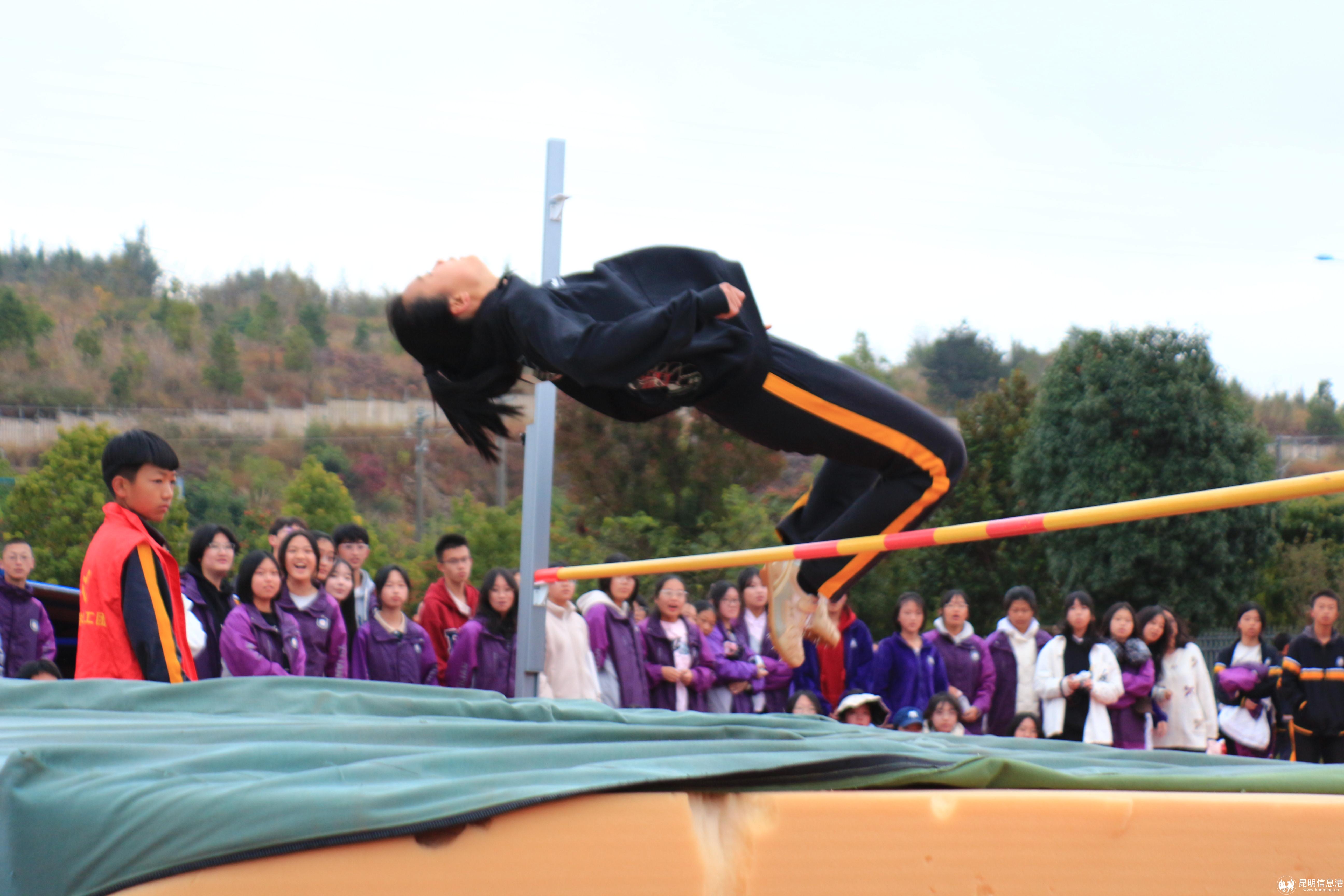 运动员们在场上挥洒汗水,为观众带来精彩的表演 运动员们在场上挥洒汗水,为观众带来精彩的表演