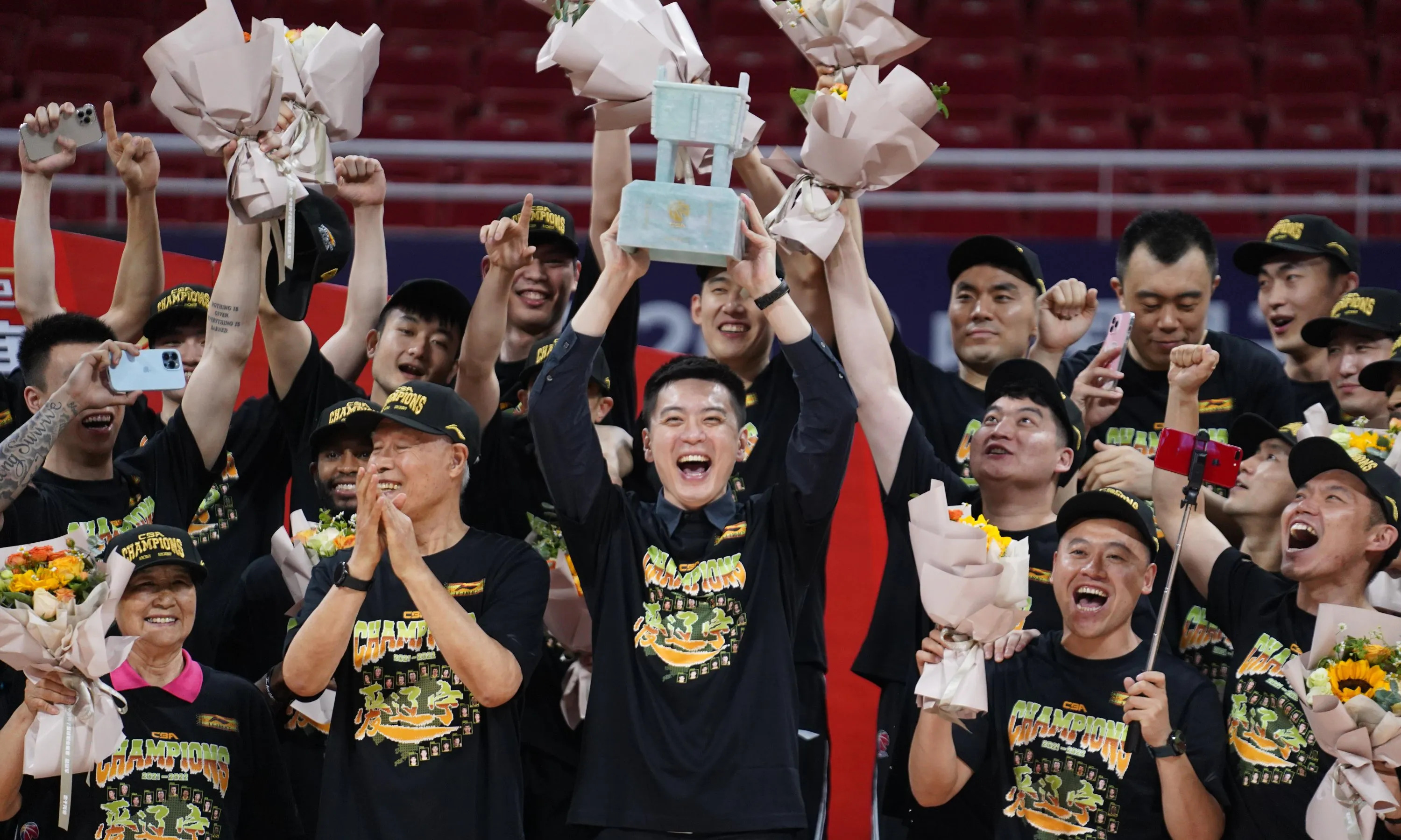 球员努力冲刺冠军,球队多方配合协力作战的简单介绍 球员努力冲刺冠军,球队多方配合协力作战的简单介绍