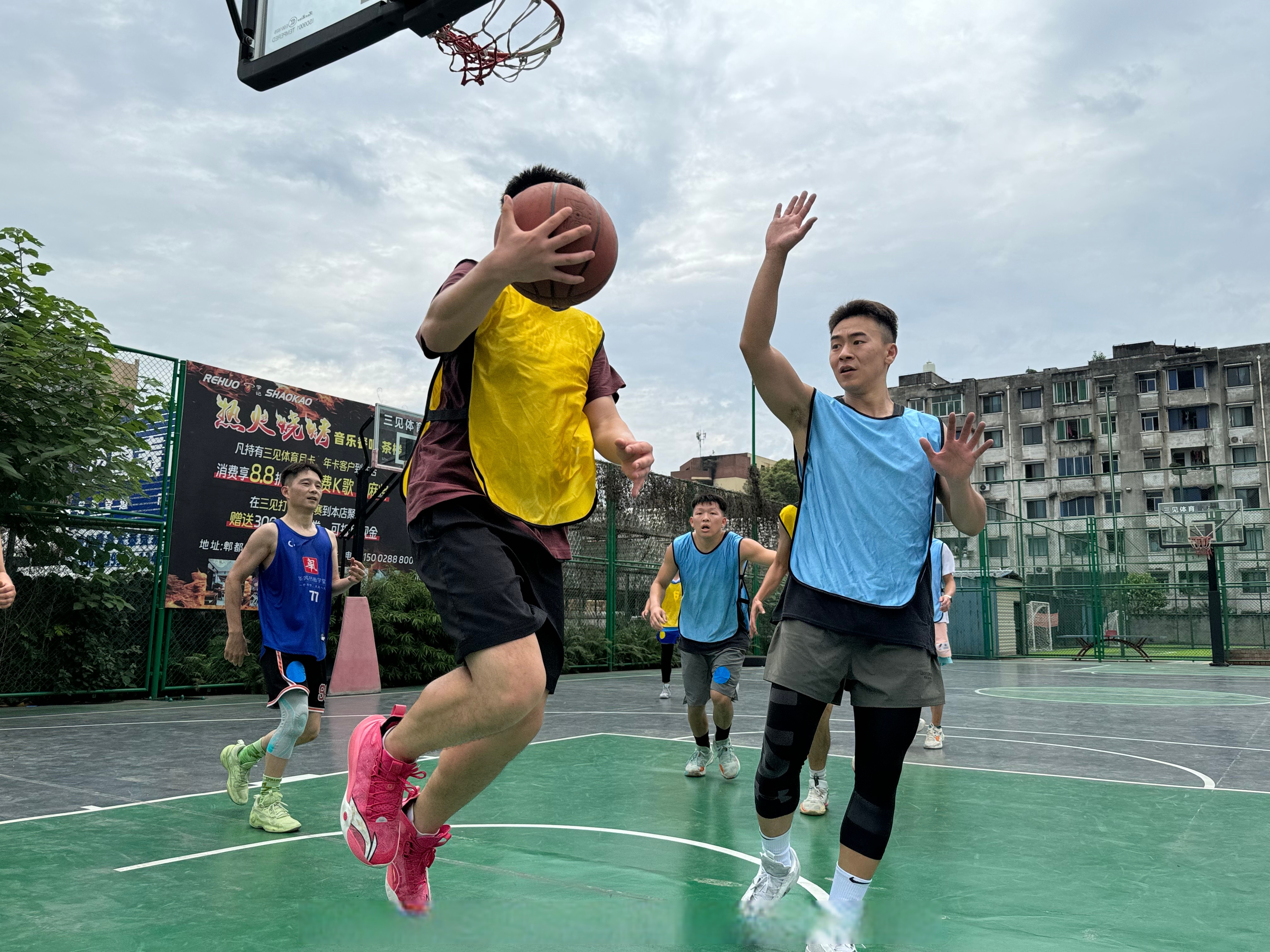社区篮球比赛热情开展,促进当地居民健康生活的简单介绍 社区篮球比赛热情开展,促进当地居民健康生活的简单介绍