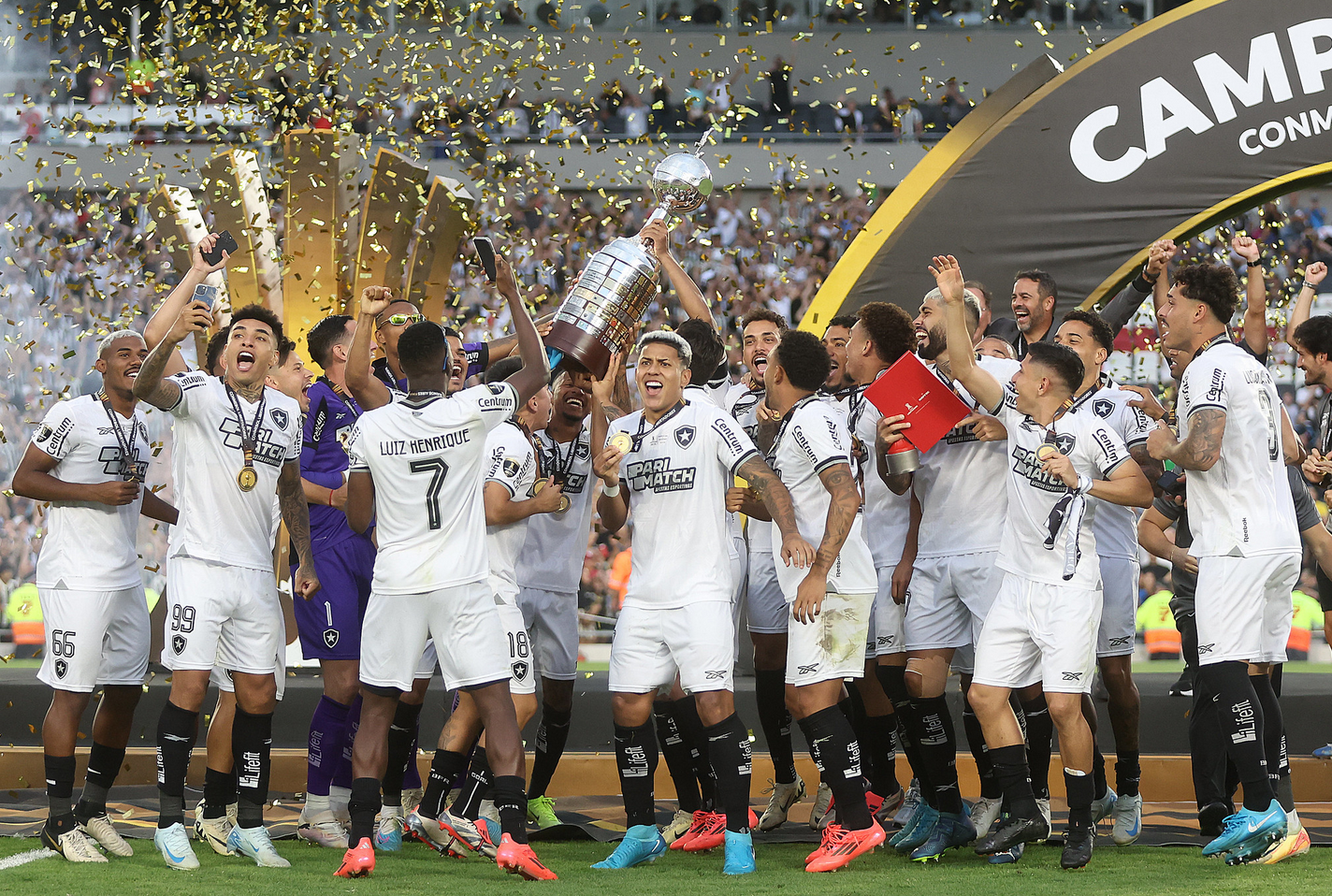 巴西足球队出色表现,成功领先晋级八强 巴西足球队出色表现,成功领先晋级八强