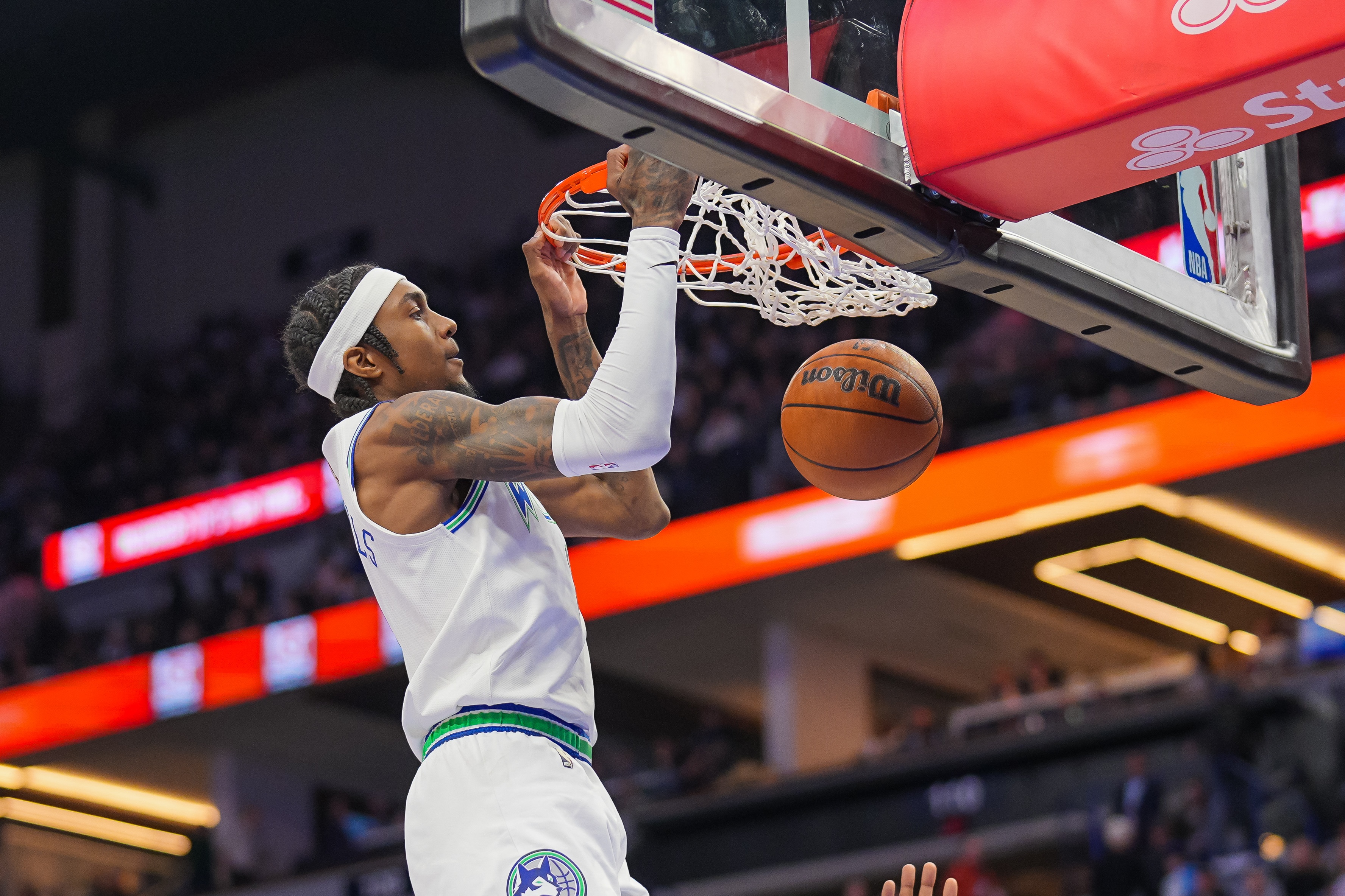 丹麦队在球场上展现出色，赢得胜利的简单介绍