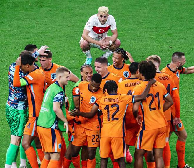 荷兰队横扫西班牙，强势晋级欧洲争霸赛