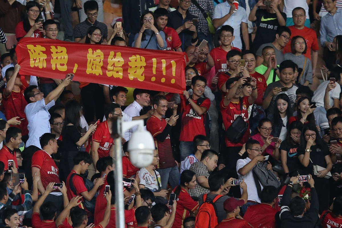 体育盛会吸引球迷目光,现场欢呼雷动的简单介绍 体育盛会吸引球迷目光,现场欢呼雷动的简单介绍