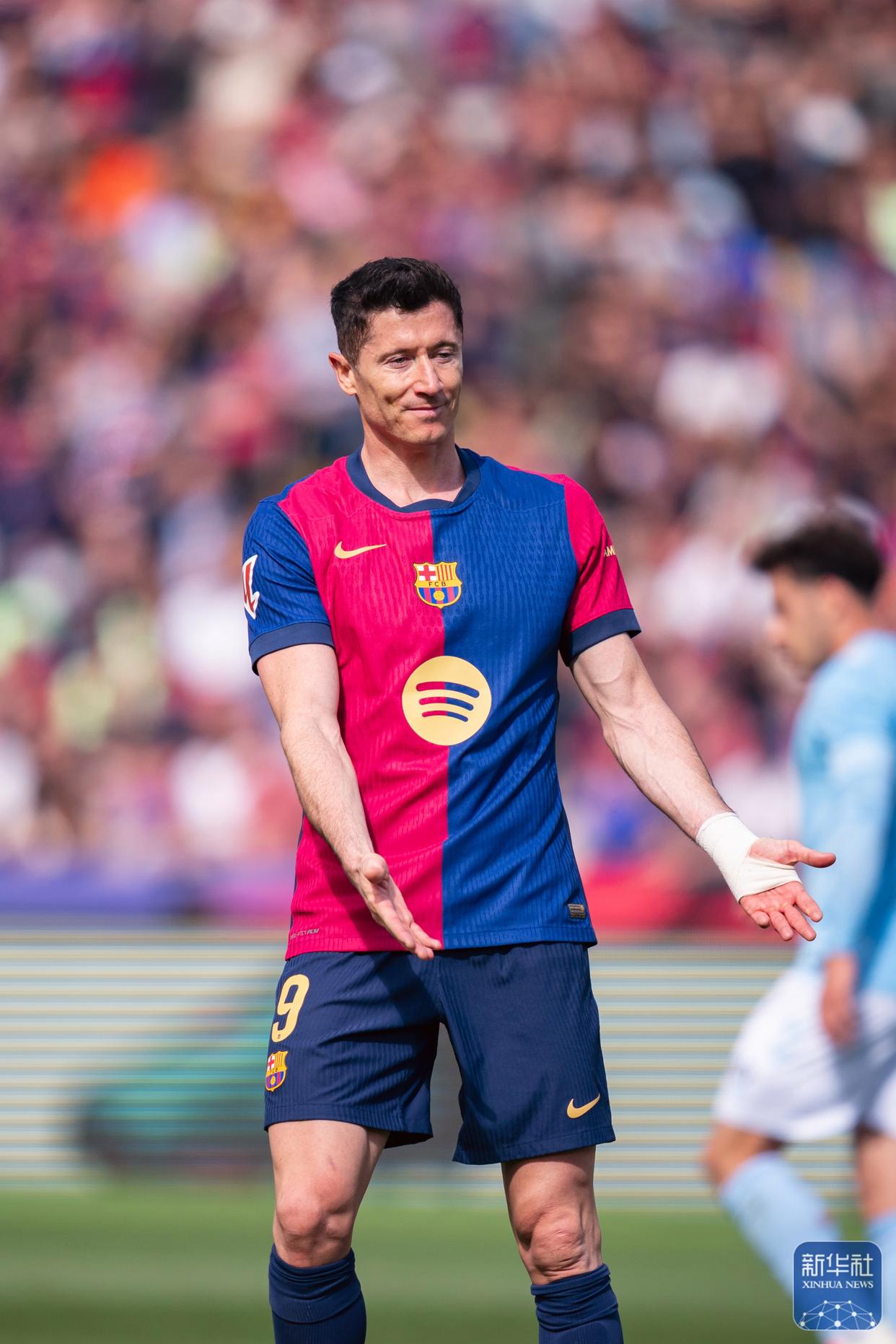 足球运动员表现出色,比赛局势扑朔迷离的简单介绍 足球运动员表现出色,比赛局势扑朔迷离的简单介绍