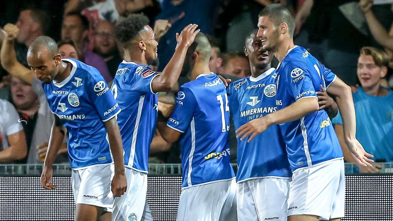 足球运动员表现出色,比赛局势扑朔迷离的简单介绍 足球运动员表现出色,比赛局势扑朔迷离的简单介绍