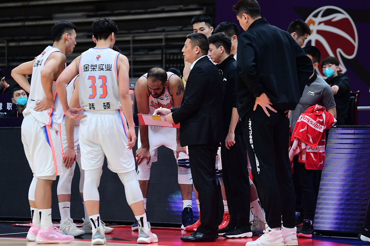 辽宁男篮客场艰难取胜,继续领先 辽宁男篮客场艰难取胜,继续领先