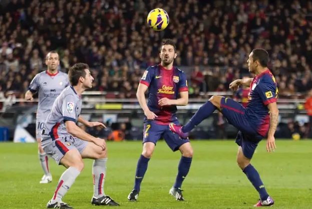 奥萨苏纳惊险逃平，勉力保住不败纪录的简单介绍