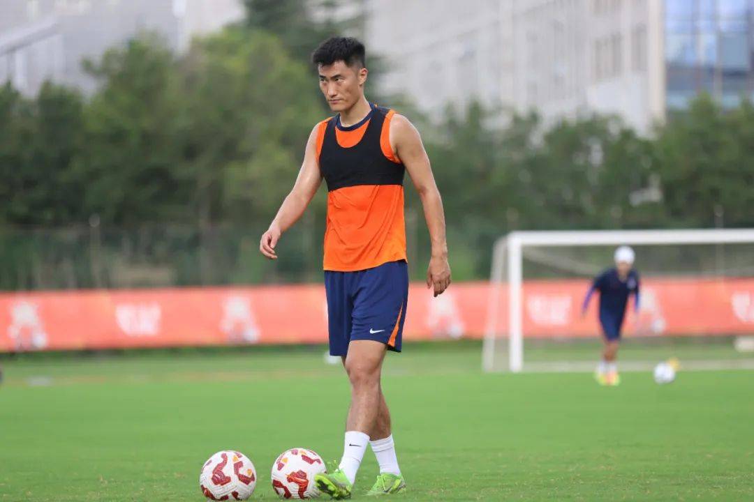 青岛队员全力备战下场比赛,迎接考验的简单介绍 青岛队员全力备战下场比赛,迎接考验的简单介绍