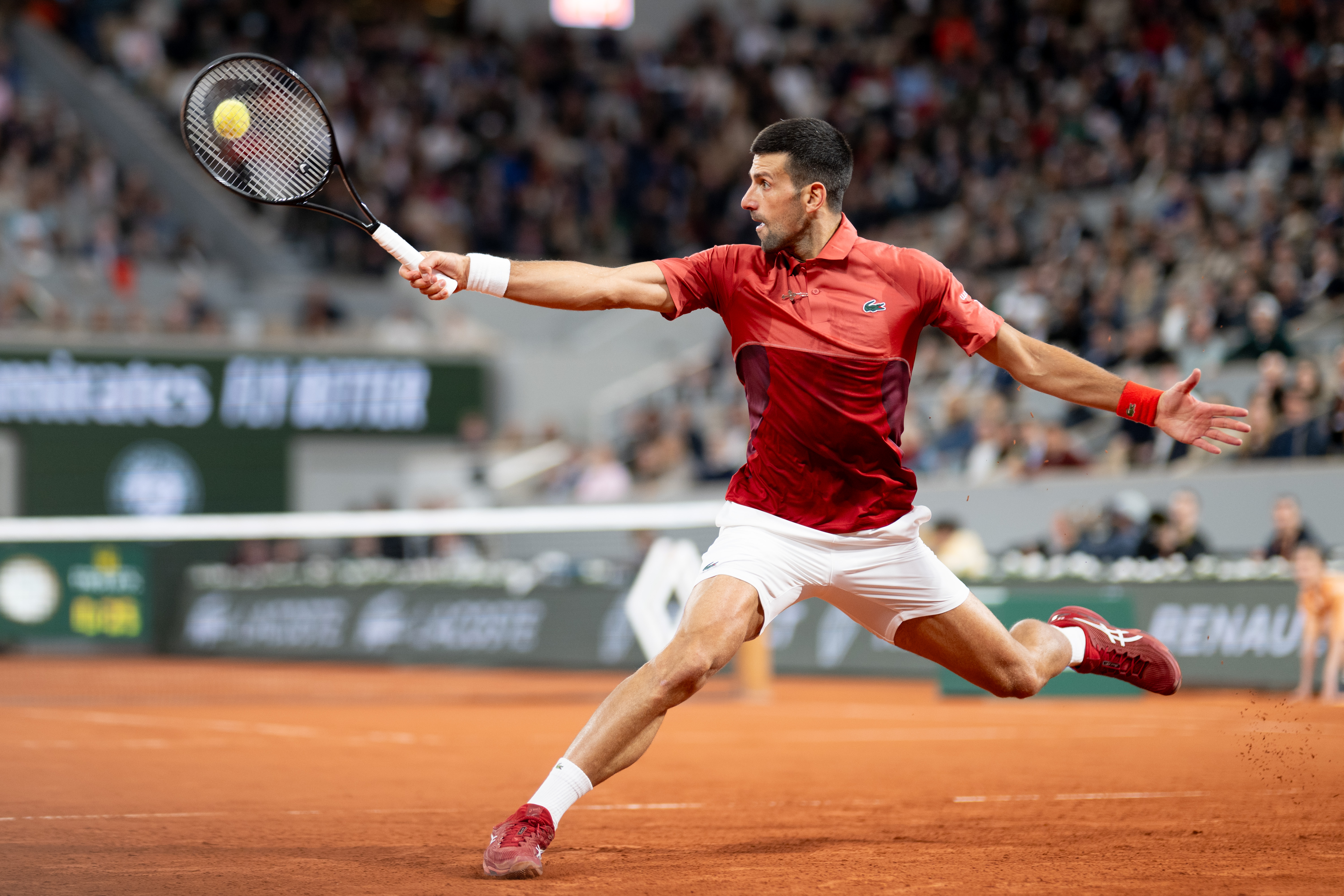 精湛的球技在比赛中展现出神勇之姿 精湛的球技在比赛中展现出神勇之姿