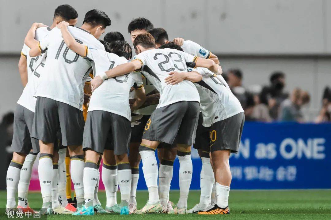 欢呼雀跃的足球场上,球员们全力以赴挑战对手的简单介绍 欢呼雀跃的足球场上,球员们全力以赴挑战对手的简单介绍