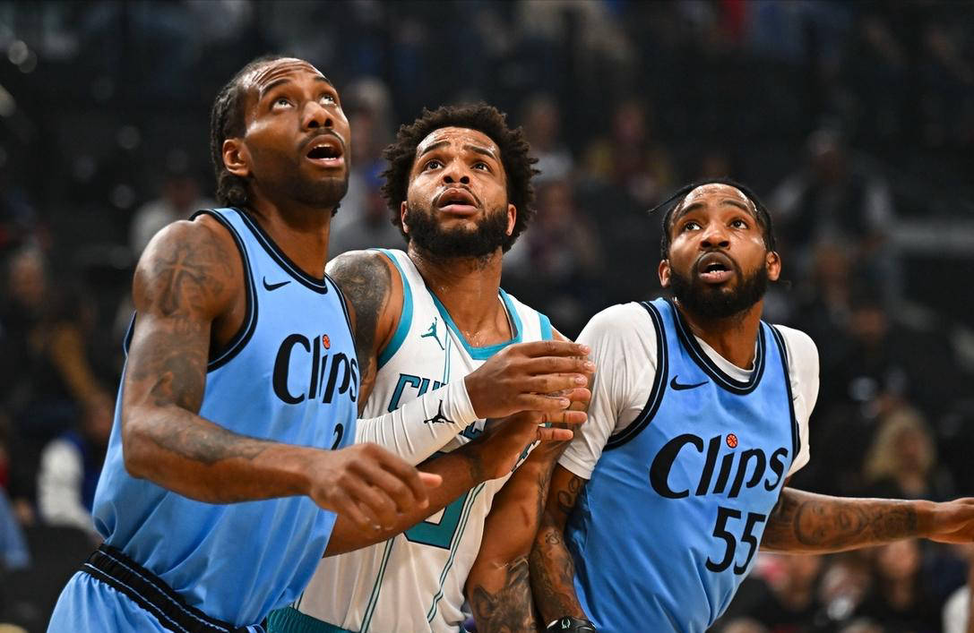 包含快船队在客场以分较大优势击败黄蜂队的词条