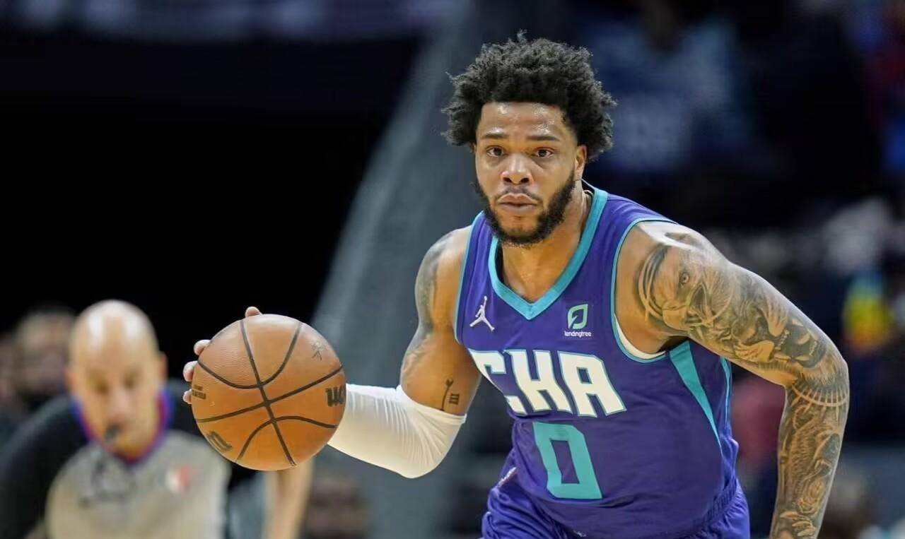 包含快船队在客场以分较大优势击败黄蜂队的词条