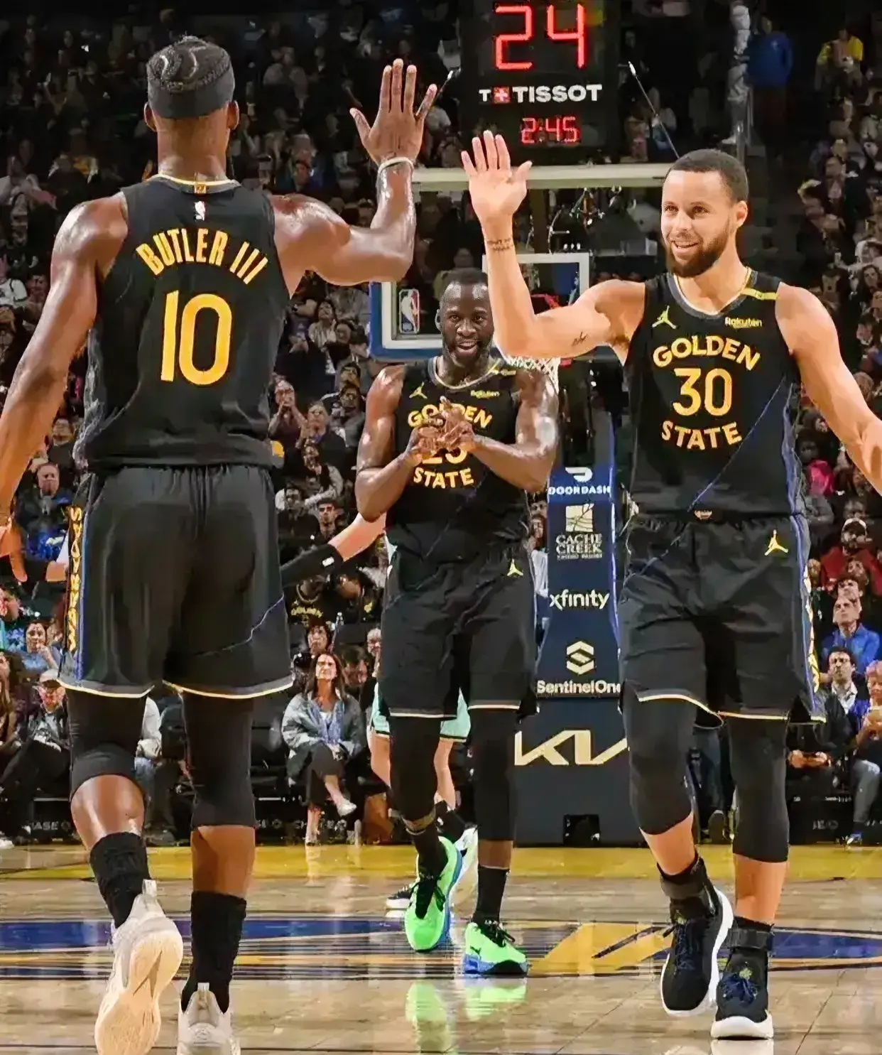 勇士后卫突破射门精准,率队连胜晋级下一轮 勇士后卫突破射门精准,率队连胜晋级下一轮