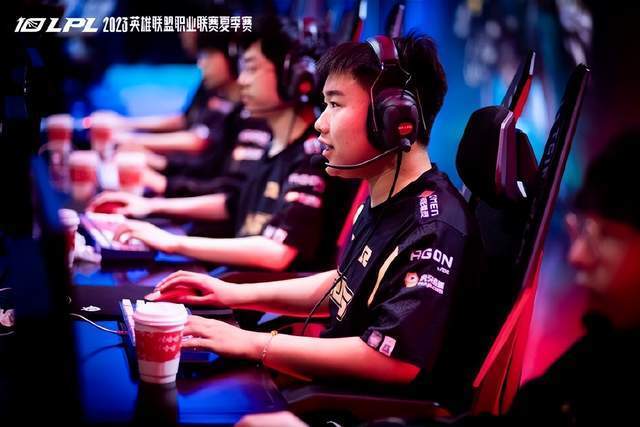 EDG力克JDG,BDD打出惊人五杀四强赛3:0(深圳) EDG力克JDG,BDD打出惊人五杀四强赛3:0(深圳)